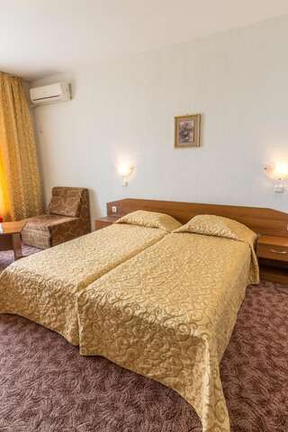 Отель Hotel Genada Свети-Влас Двухместный номер с 1 кроватью или 2 отдельными кроватями и видом на море-9