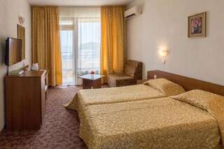 Отель Hotel Genada Свети-Влас Двухместный номер с 1 кроватью или 2 отдельными кроватями и видом на море-13